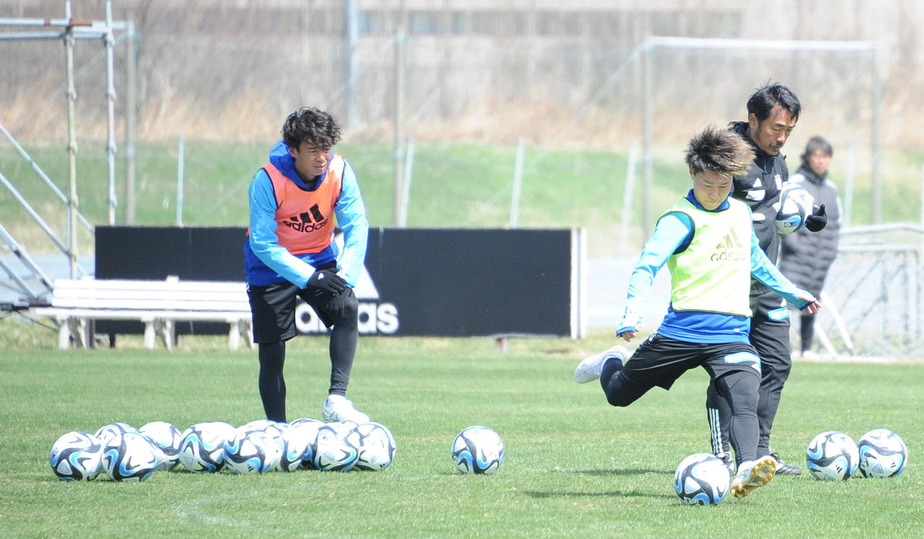 伊藤（左）と居残りでシュート練習に励む三戸（28日撮影）
