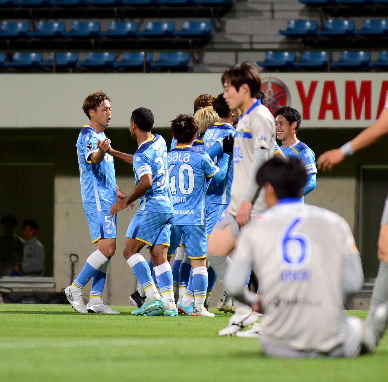 前半16分に先制点を決め、笑顔の磐田松本（右奥）