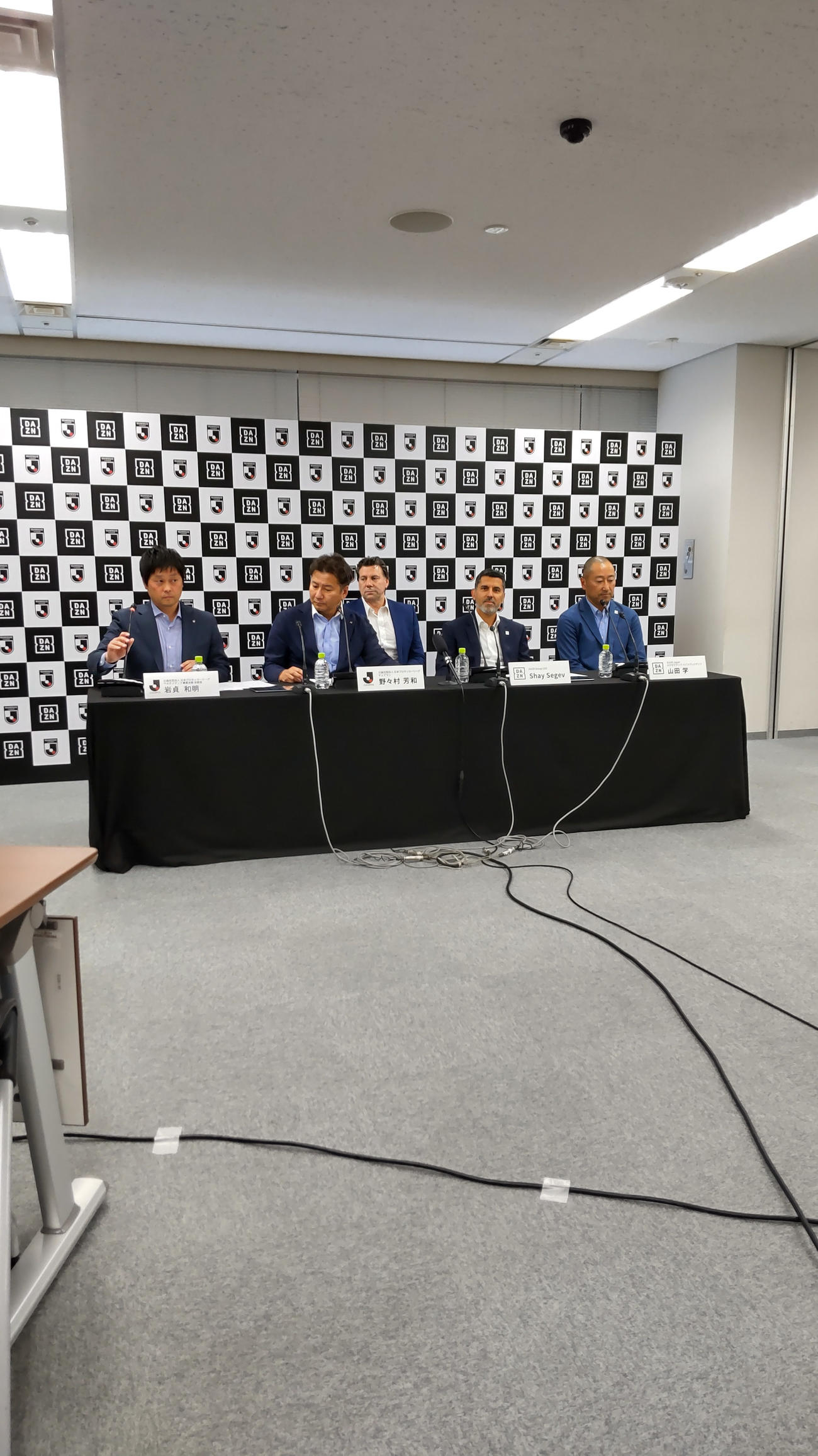 JリーグはDAZNと11年間最大2395億円の大型契約を結んだ（左から2人目が野々村チェアマン、同4人目はDAZNシャイ・セゲブCEO）