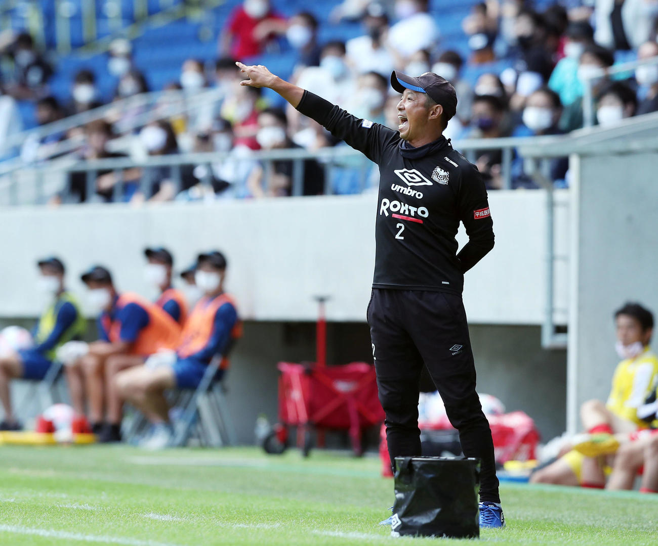 選手に指示を出す森下仁志氏