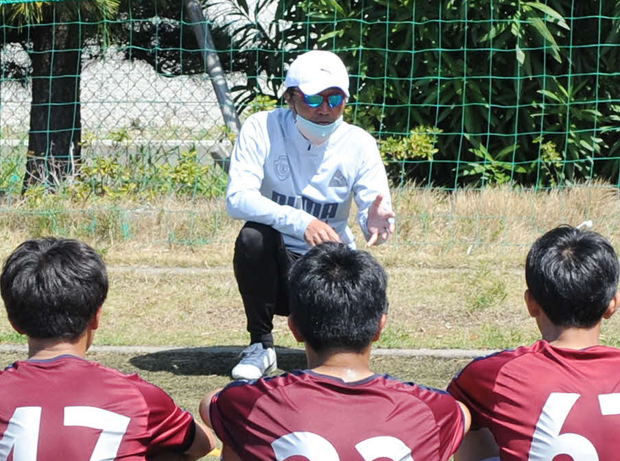 選手にアドバイスを送る浜松開誠館・青嶋監督