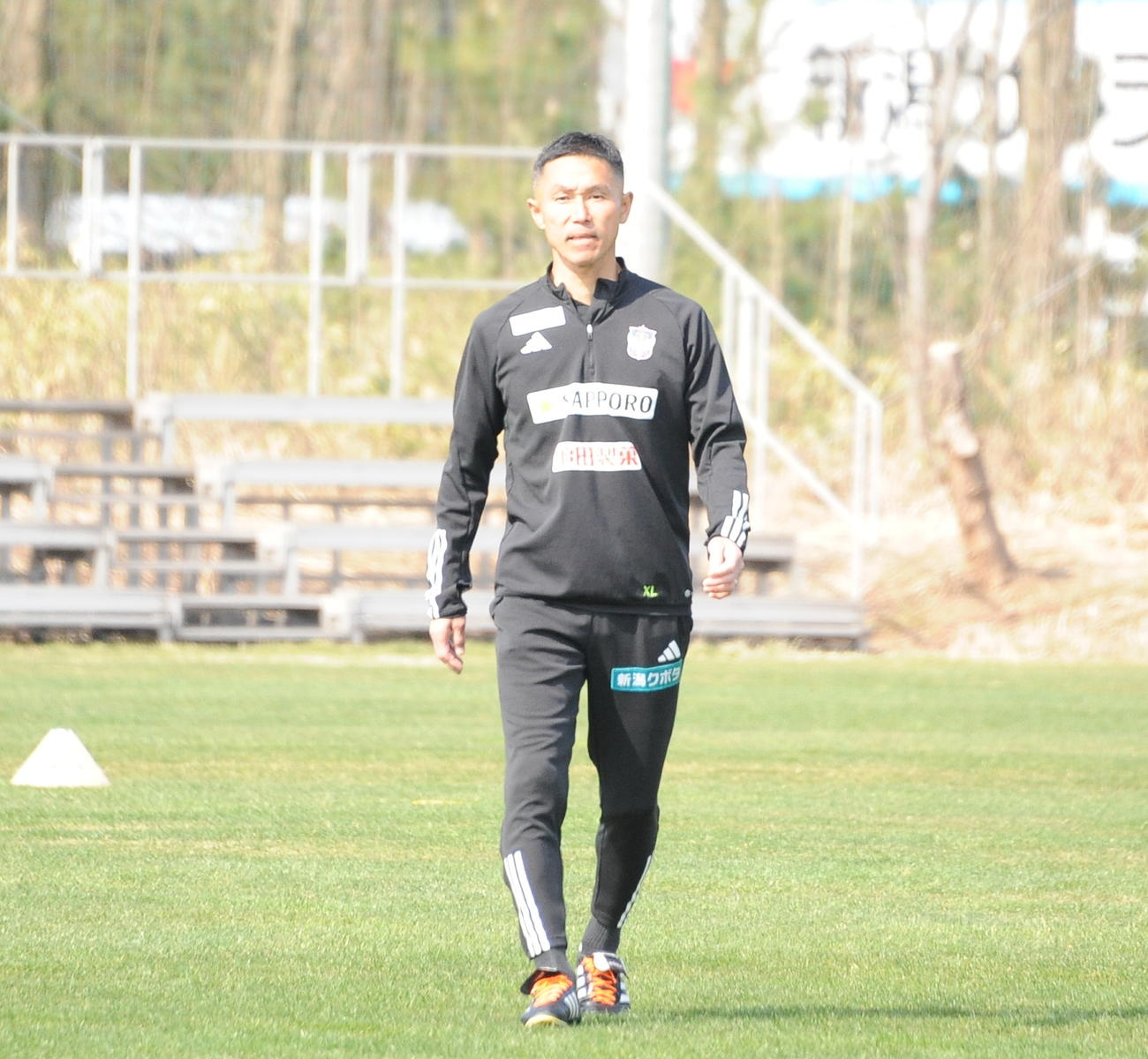 名古屋戦の前日練習開始前、報道陣にあいさつする松橋監督