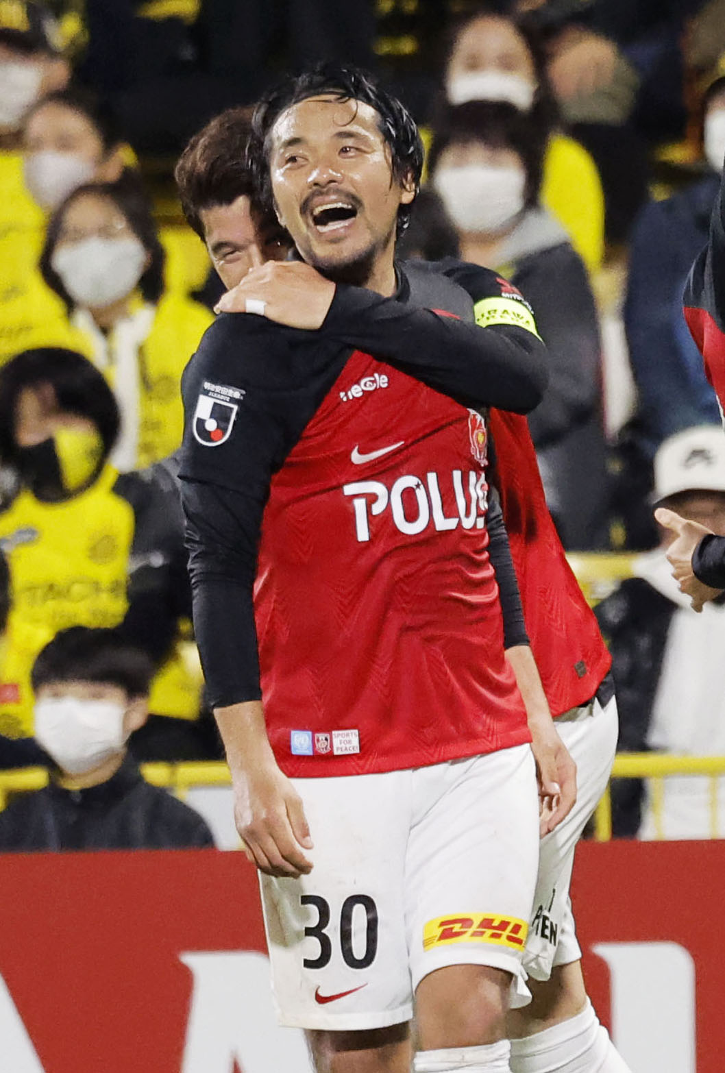 柏―浦和　前半、先制ゴールを決め、酒井（奥）に祝福される浦和・興梠（共同）