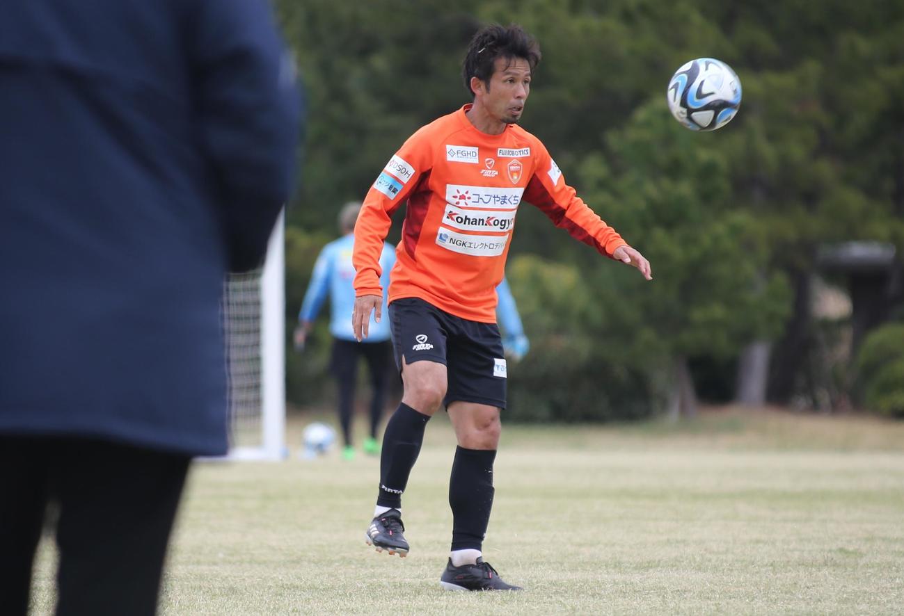 J2山口のMF山瀬は、全体練習後のトレーニングで見事なトラップを見せる（撮影・中島洋尚）