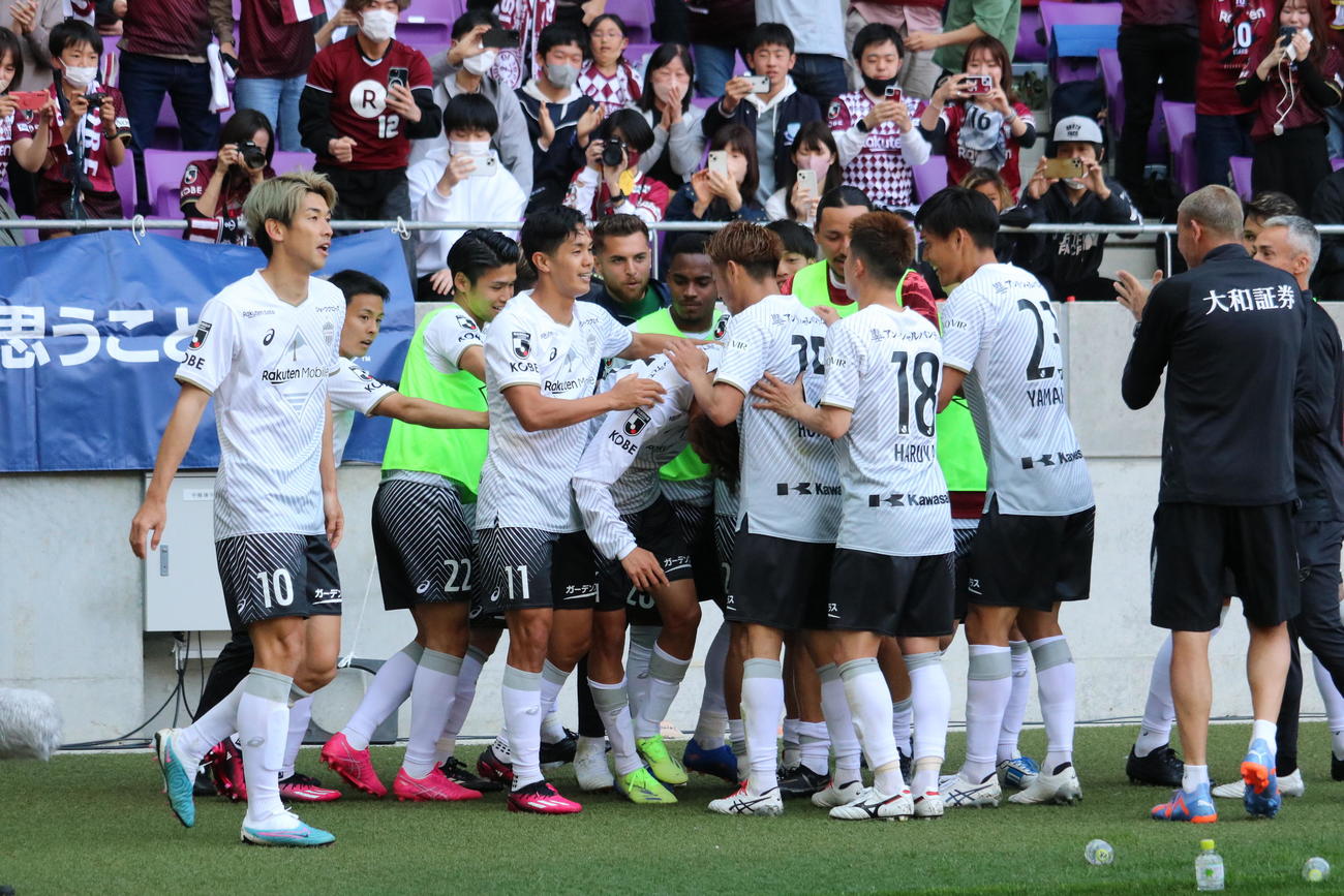 後半、MF汰木康也の先制ゴールに喜ぶ神戸のメンバー（撮影・益子浩一）2023年4月1日、サンガS