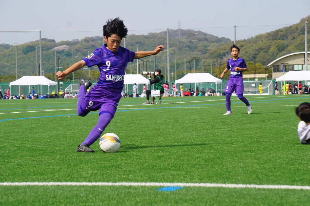 シュートを放つサンフレ坂藤龍之介（撮影・金子航）
