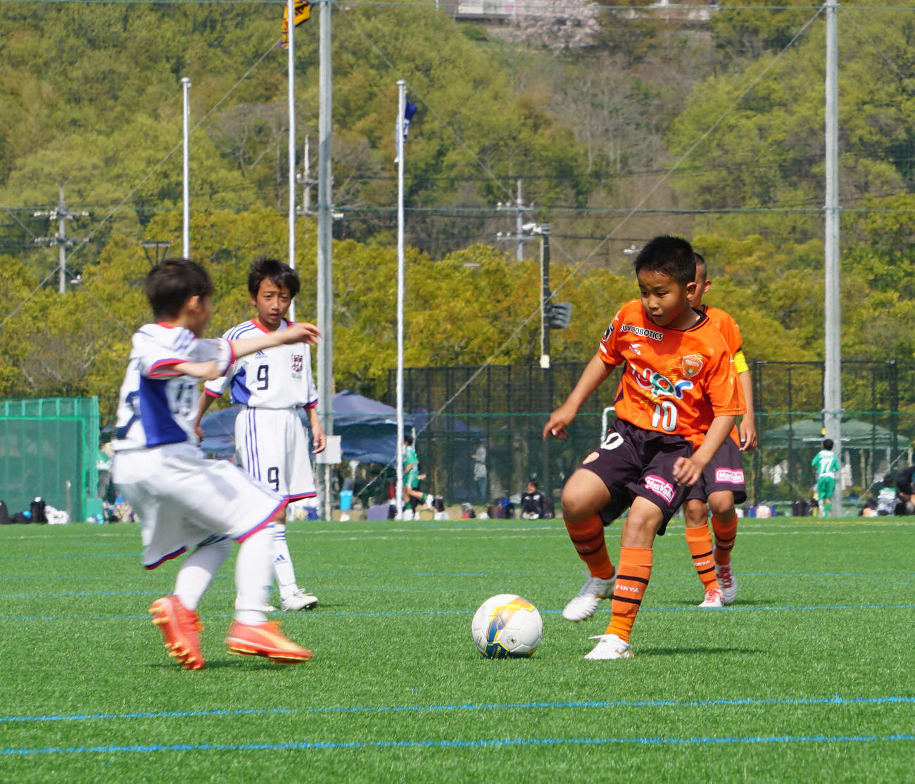 攻め込むレノファの選手（撮影・金子航）