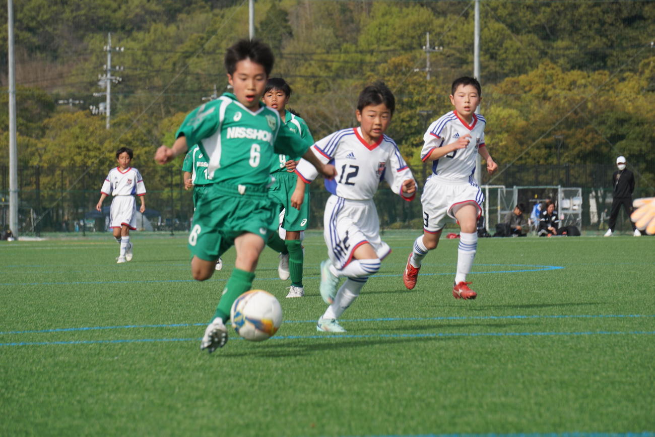 ドリブルするJF岡山の選手（撮影・金子航）