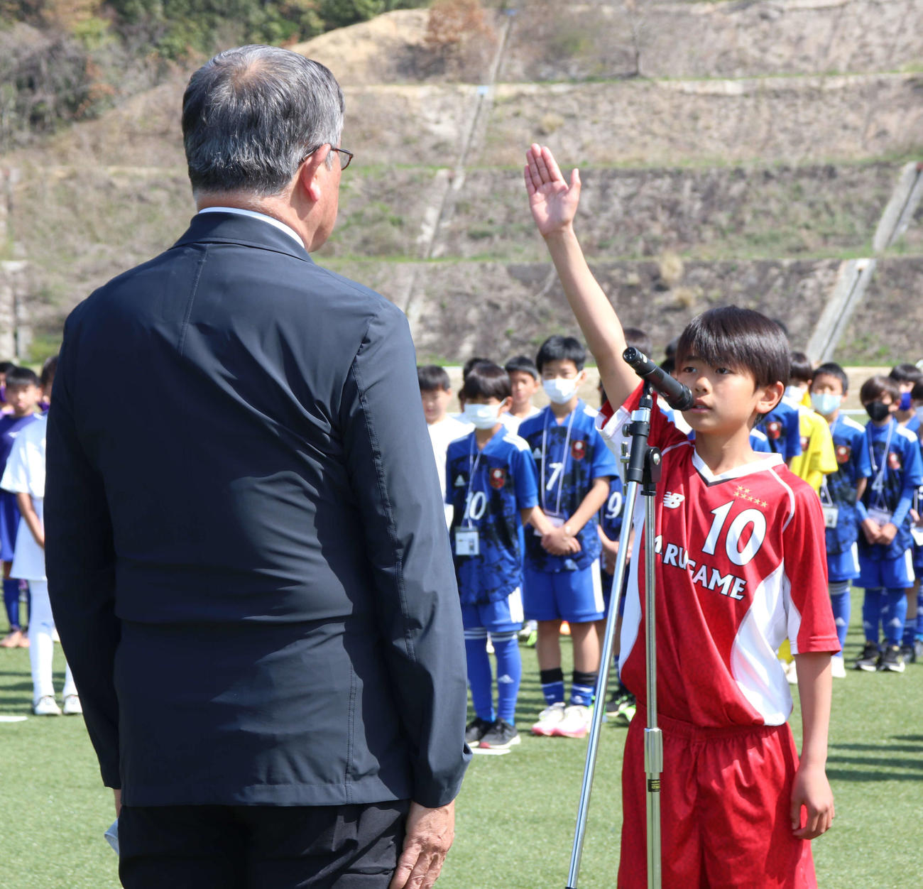 開会式で選手宣誓する丸亀FC吉田駿キャプテン（右）