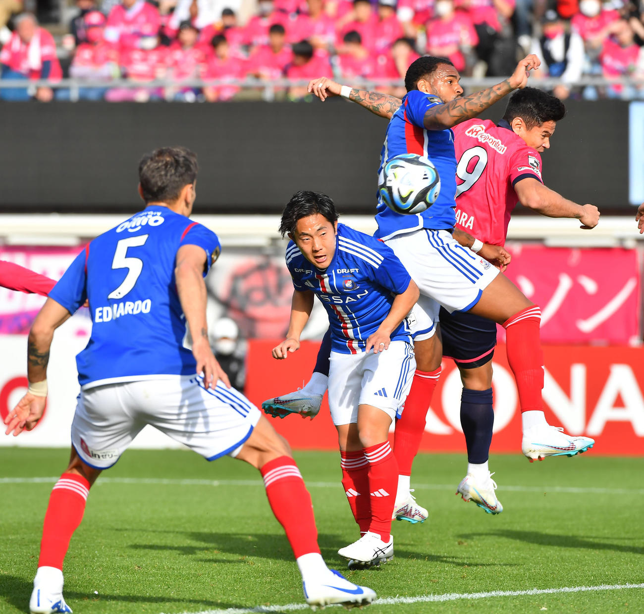 C大阪対横浜　前半、左CKからC大阪レオ・セアラ（右奥）が頭で合わせ横浜エドゥアルド（5番）に当たり先制ゴールとなる（撮影・清水貴仁）
