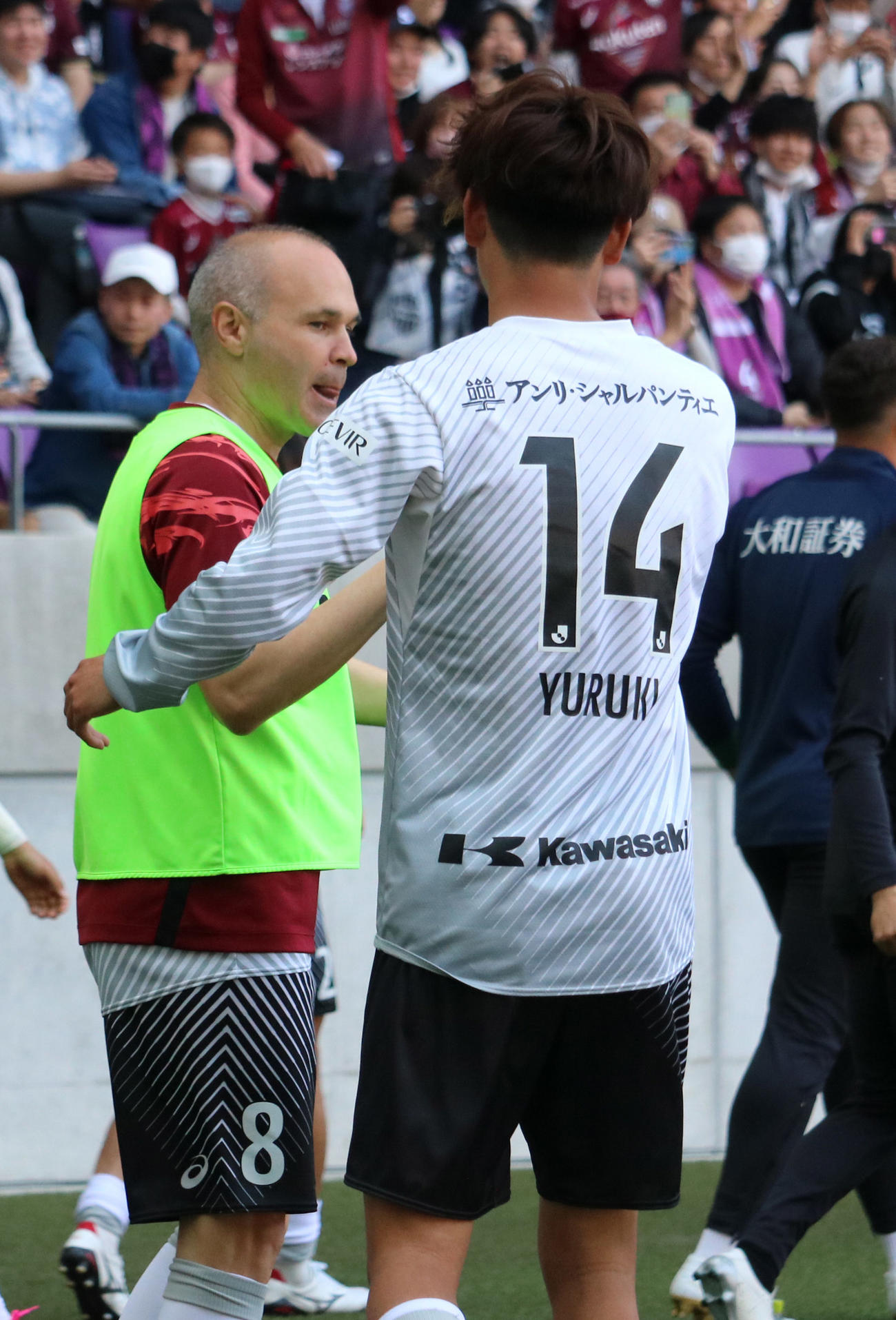 京都対神戸　ゴールを決めイニエスタ（左）に祝福される神戸汰木（撮影・益子浩一）