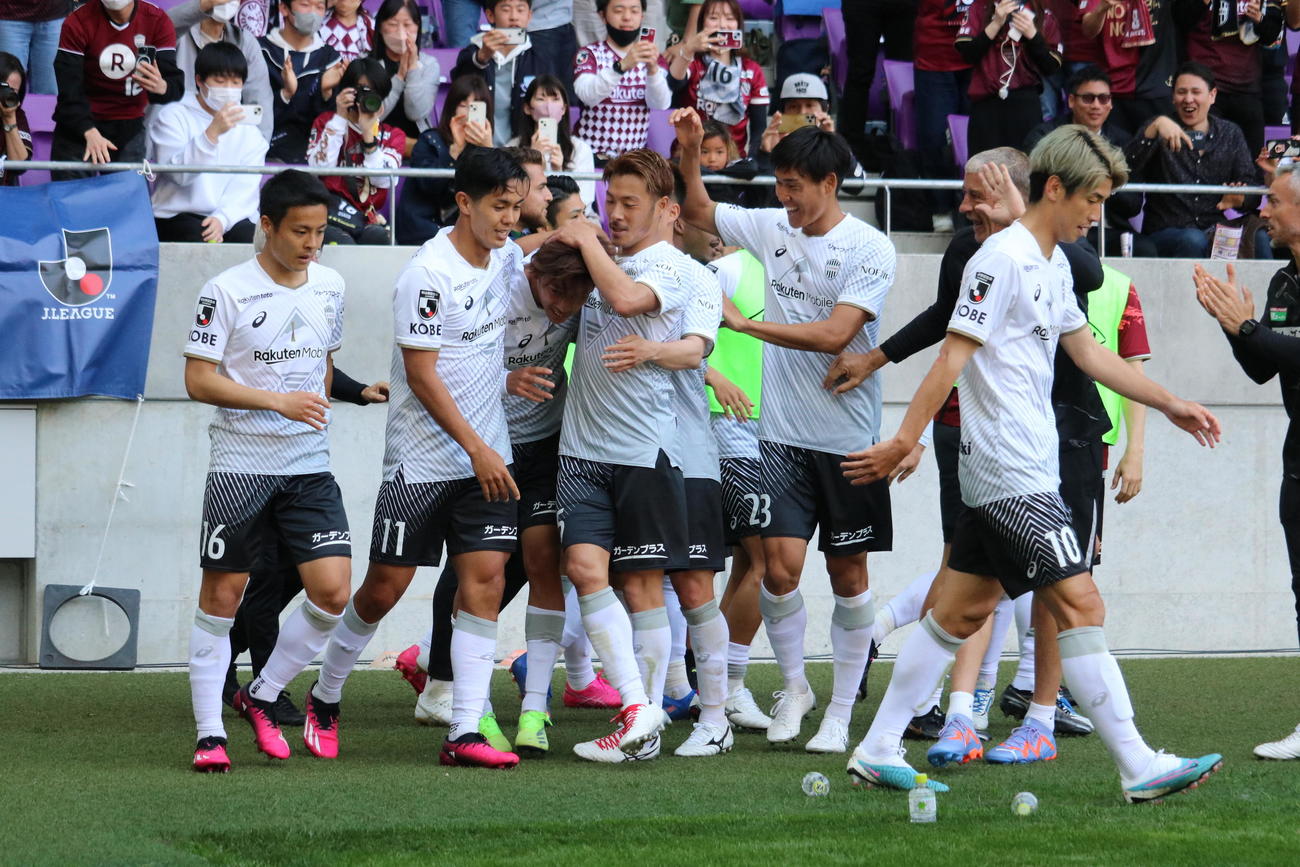 後半、MF汰木康也の先制ゴールに喜ぶ神戸のメンバー（撮影・益子浩一）2023年4月1日、サンガS