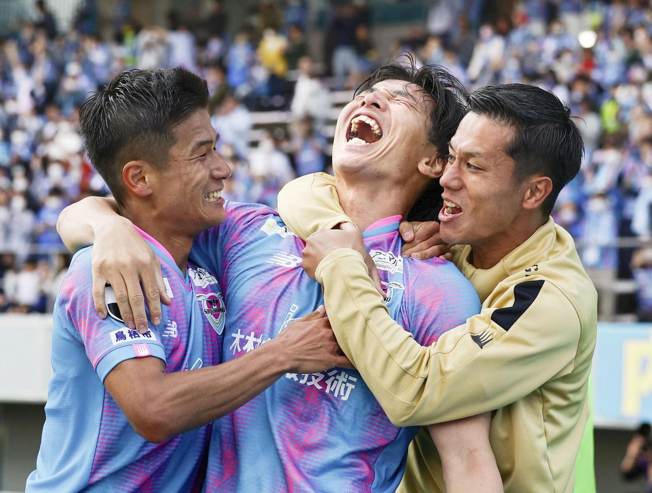 試合終了間際、決勝ゴールを決め祝福される鳥栖・河田（共同）