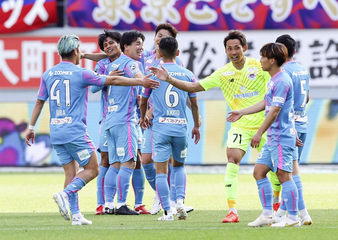 FC東京に勝利し、喜ぶ鳥栖イレブン（共同）