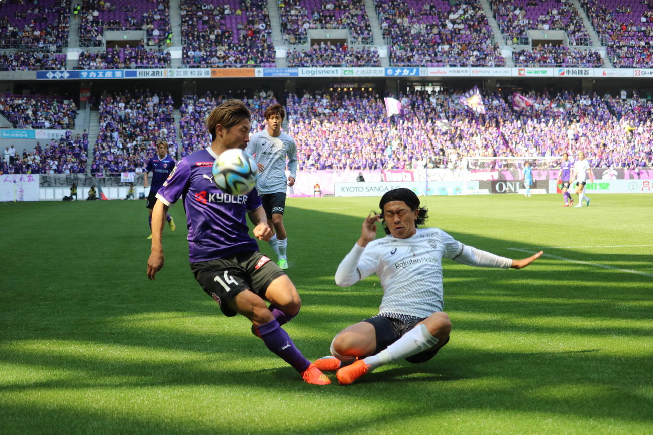 京都DF白井康介（左）の突破をスライディングで防ぐ神戸DF初瀬亮（撮影・益子浩一）