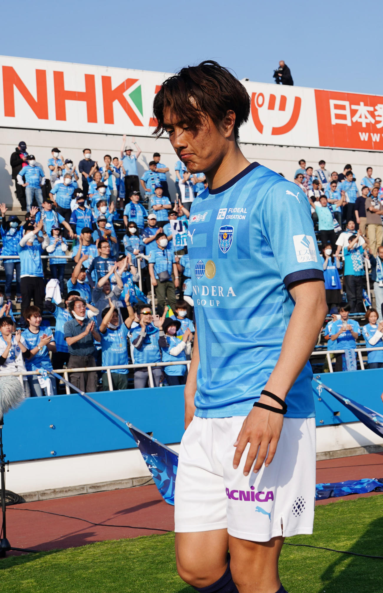 横浜FC対福岡　試合後、サポーターにあいさつし、引き揚げる横浜FC小川航（撮影・江口和貴）