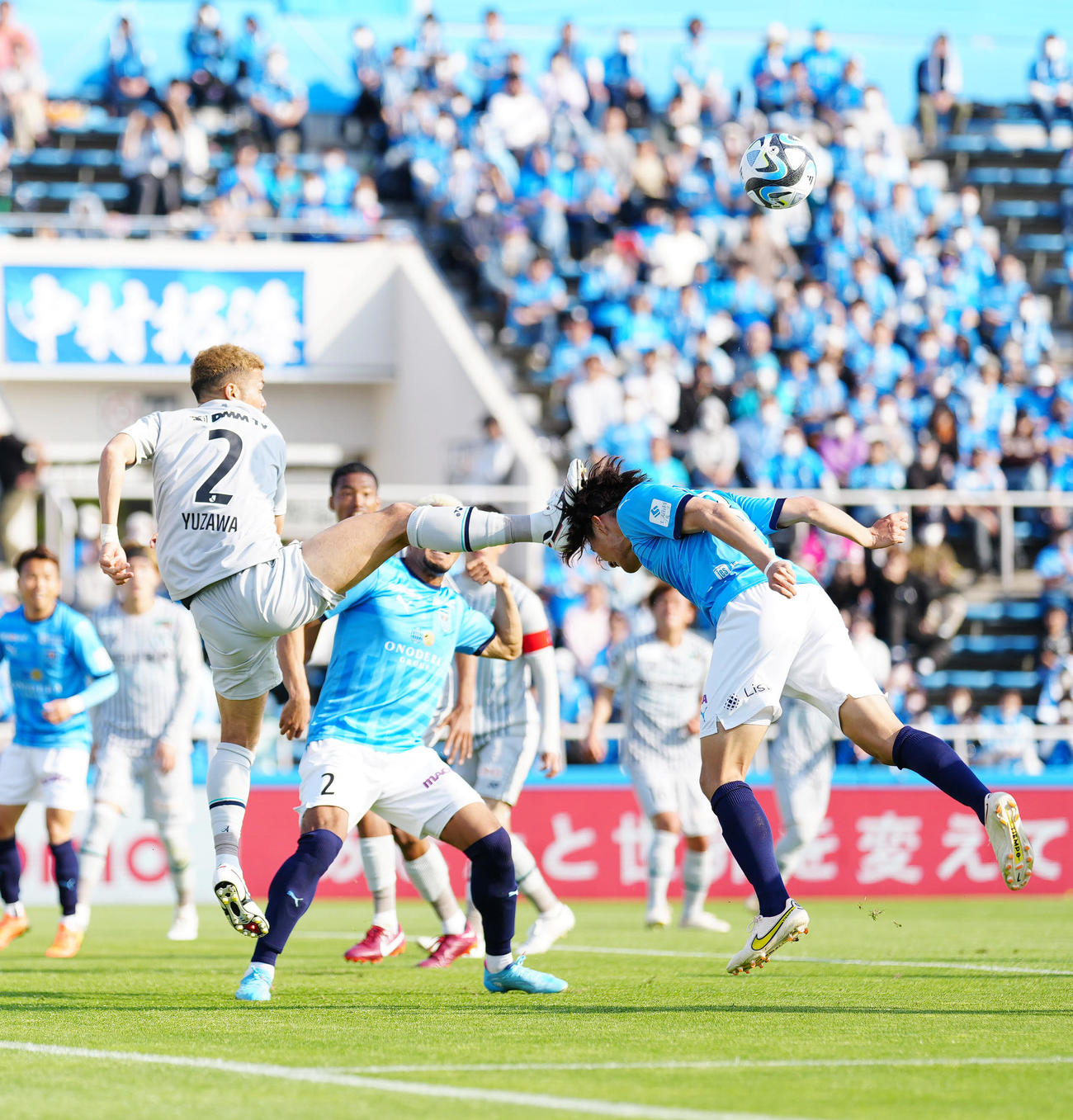 横浜FC対福岡　後半、福岡湯沢（左）のスパイクが頭に当たった横浜FC小川航（撮影・江口和貴）