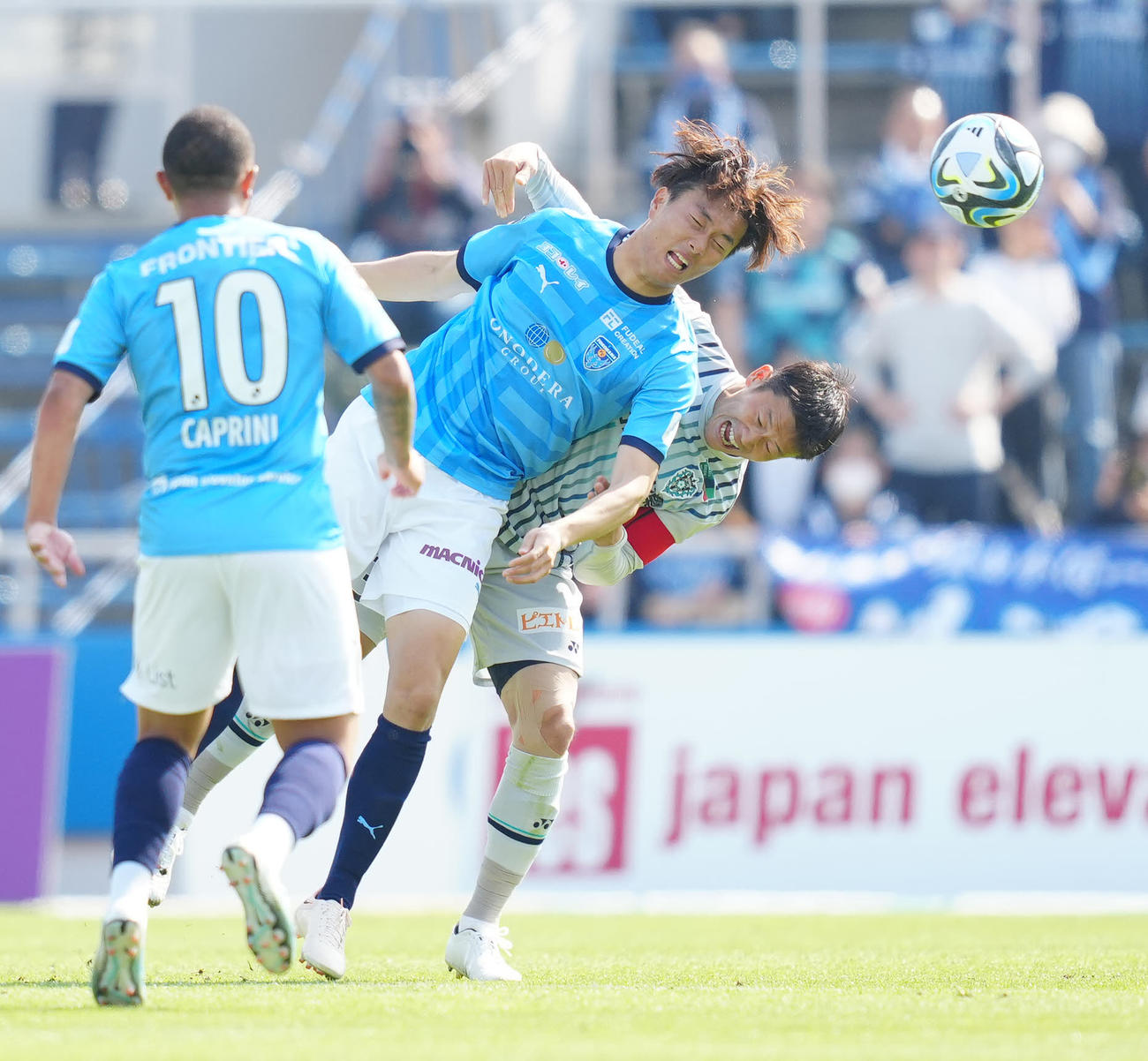 横浜FC対福岡　前半、ヘディングする横浜FC小川航。後方は福岡奈良（撮影・江口和貴）