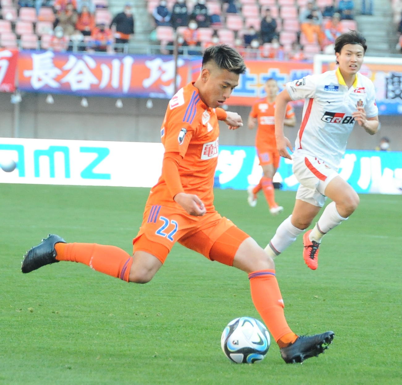 右サイドを突破してクロスを上げる松田