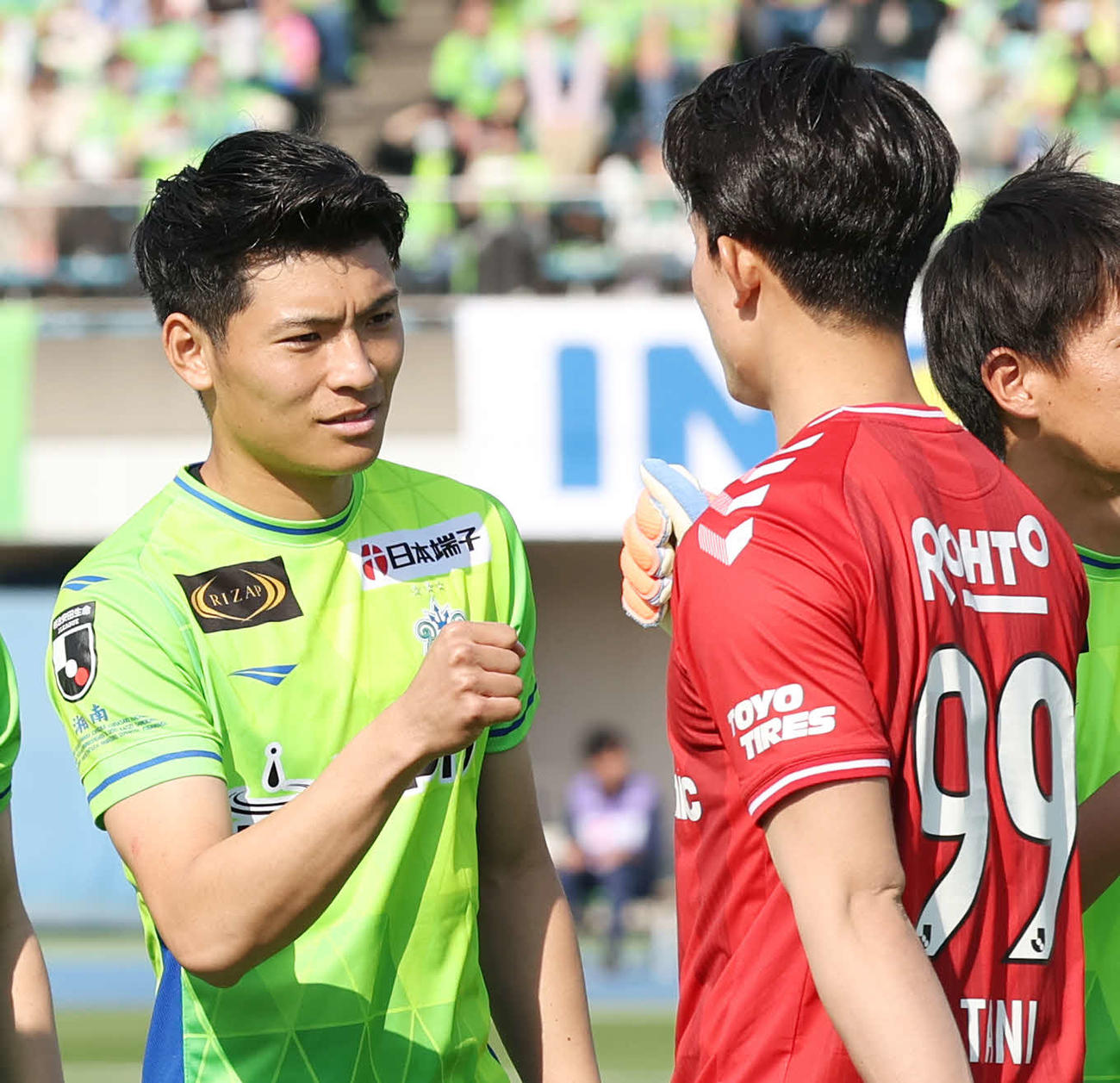 湘南対G大阪　試合前、G大阪GK谷（右）とタッチを交わす湘南町野（撮影・宮地輝）