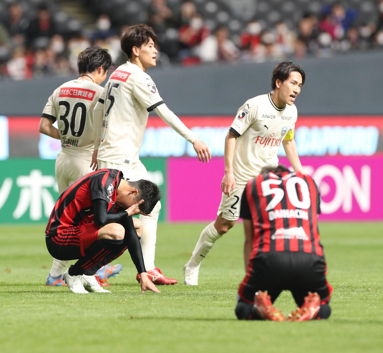 札幌対川崎F　川崎Fに敗れその場に座り込む札幌イレブン（撮影・佐藤翔太）