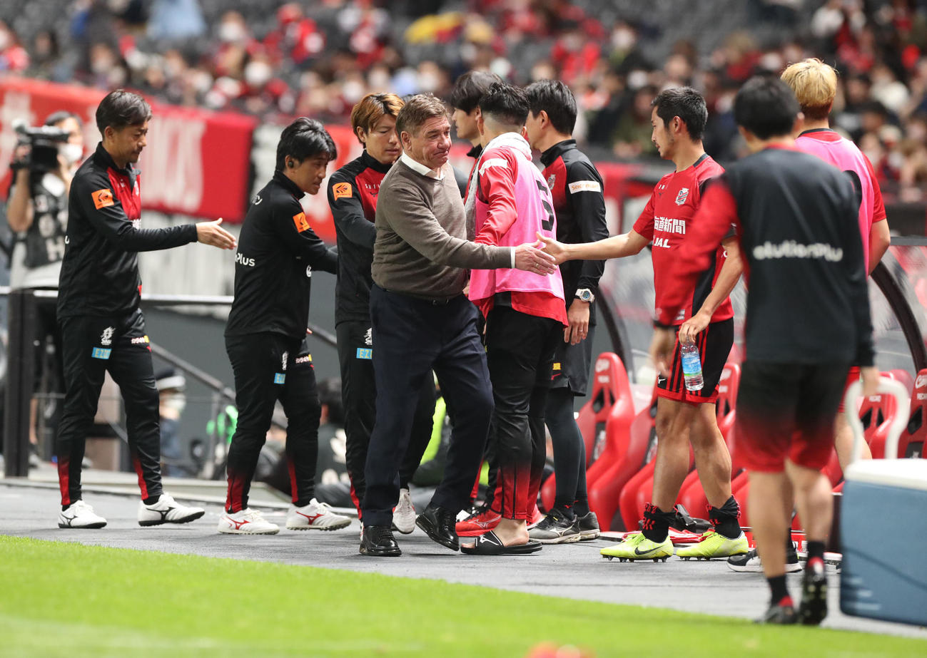 札幌対川崎F　川崎Fに敗れ引き揚げる札幌ペトロビッチ監督（中央）（撮影・佐藤翔太）
