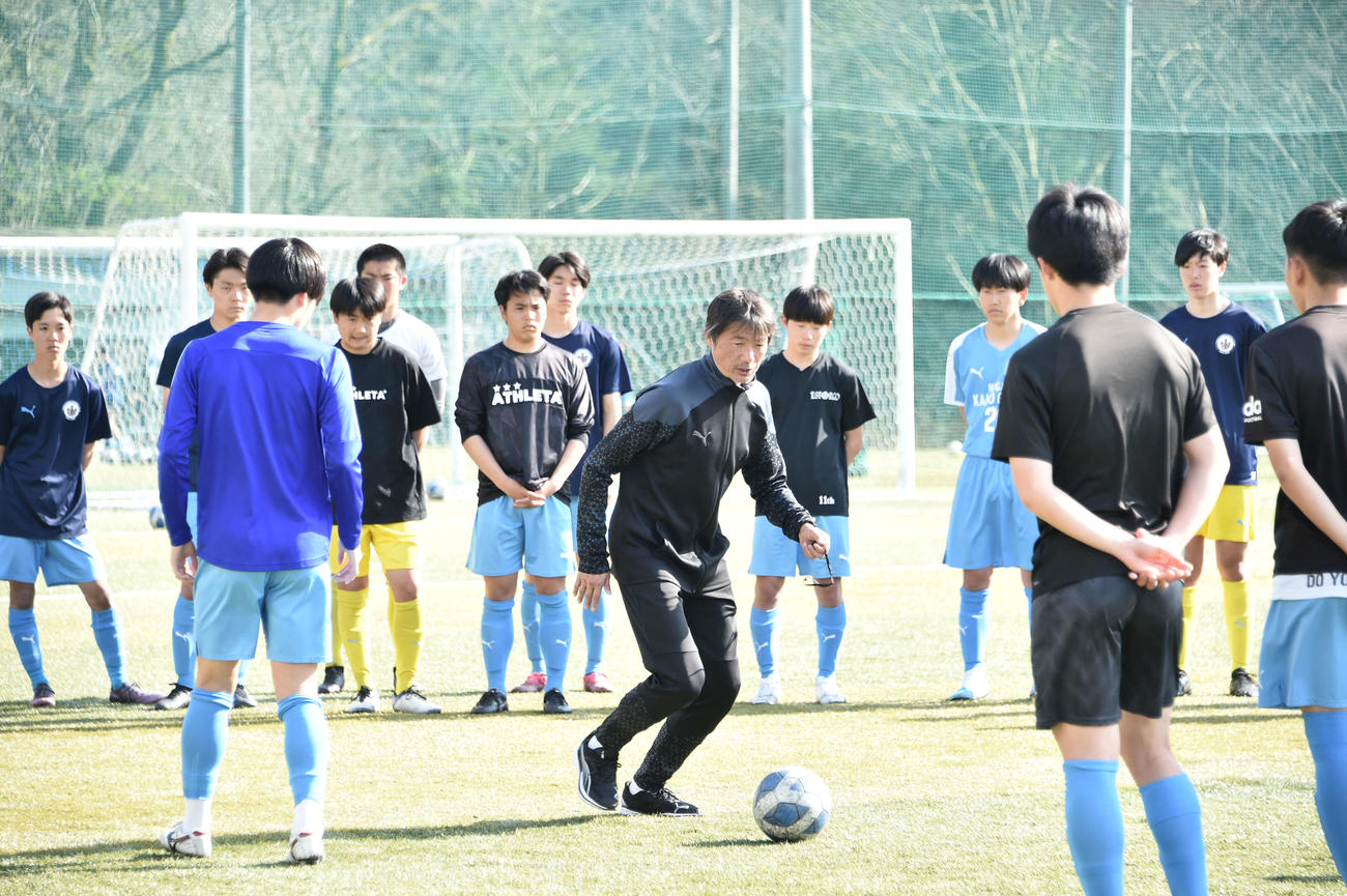 自らボールを操り、指導する亀田監督