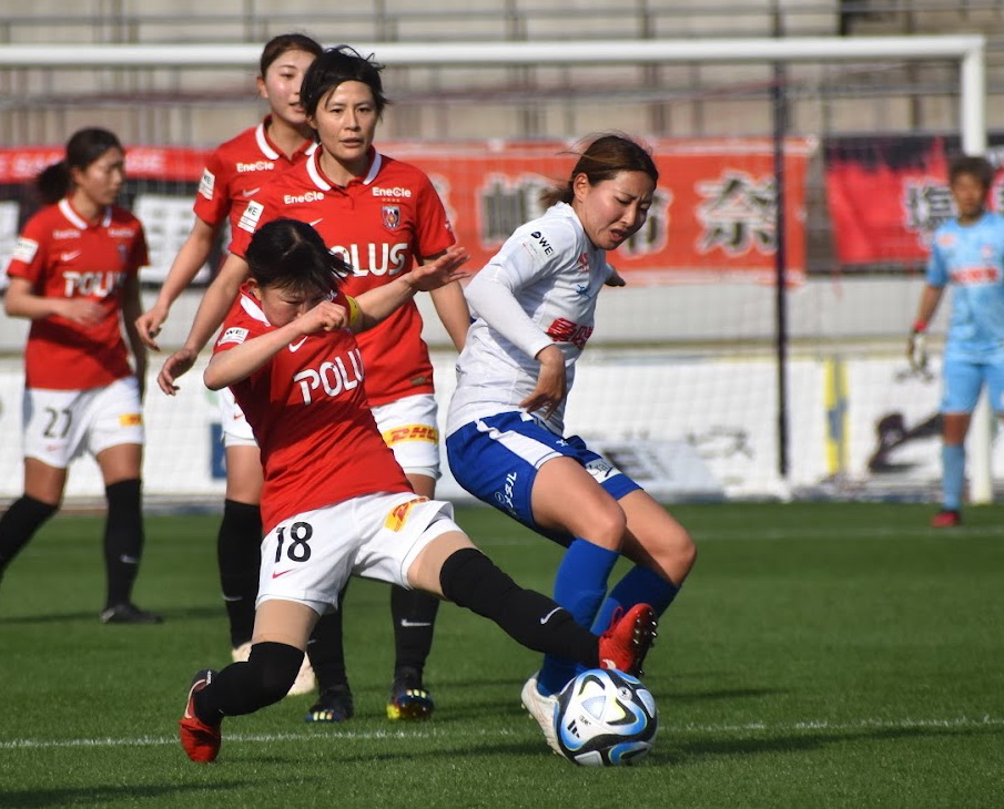 相手と競り合う園田悠（右）（アルビレックス新潟レディース提供）