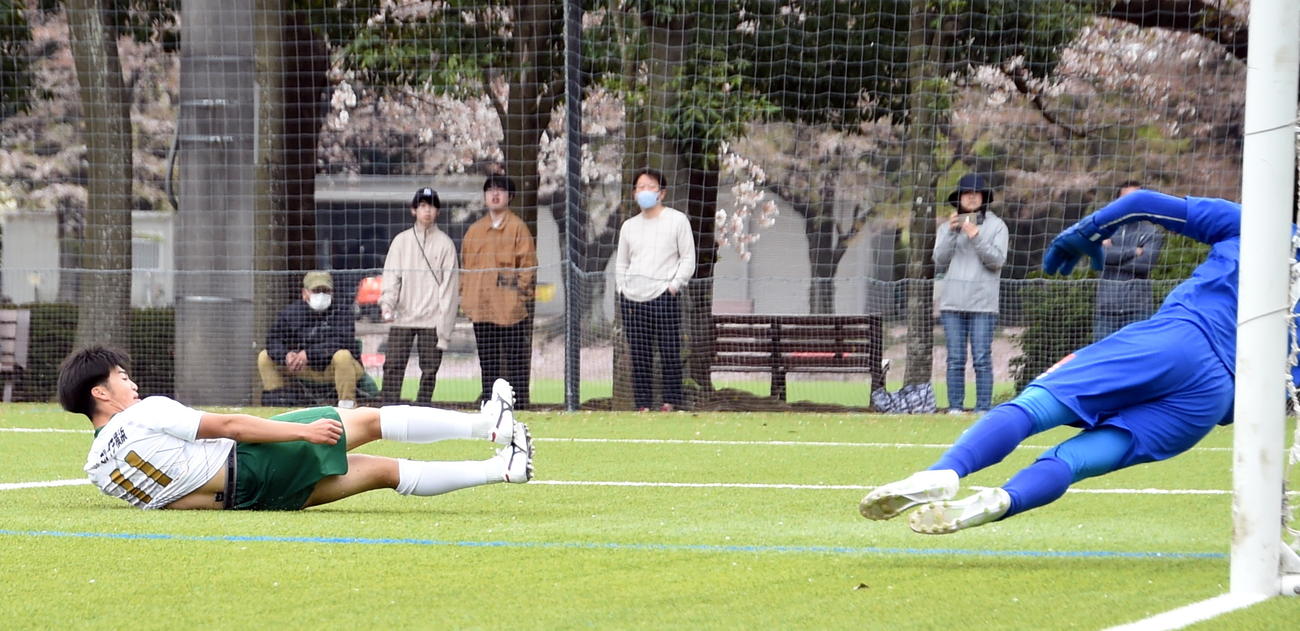 後半4分、右クロスに飛び込んで1点目を決めるFW米谷