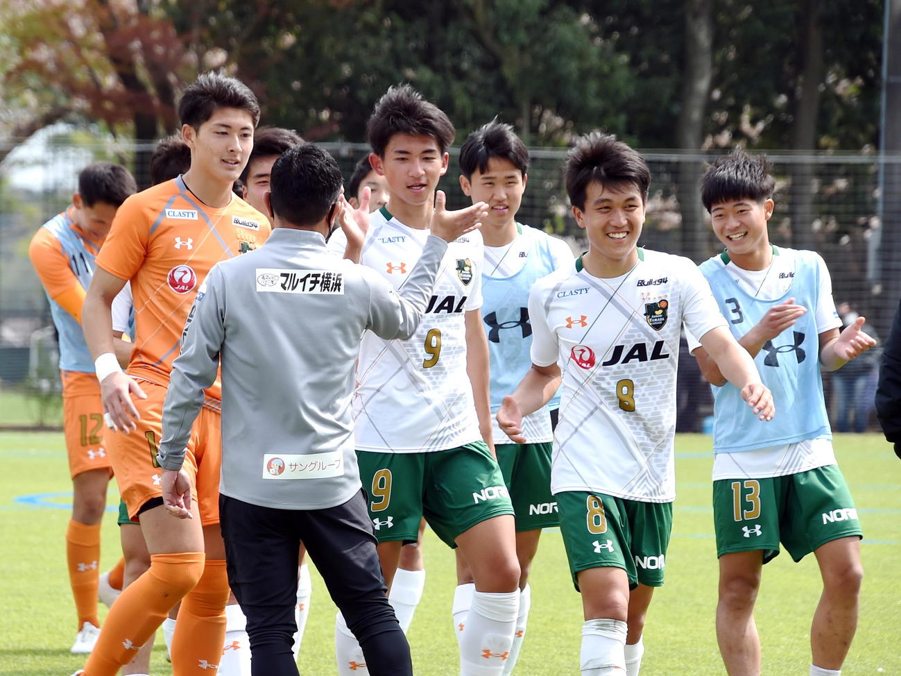 開幕戦に勝利した選手たちを出迎える正木監督（左手前）