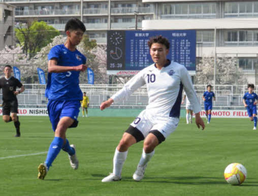明大のエース佐藤恵允（右）をマークする東海大DF井出唯楓