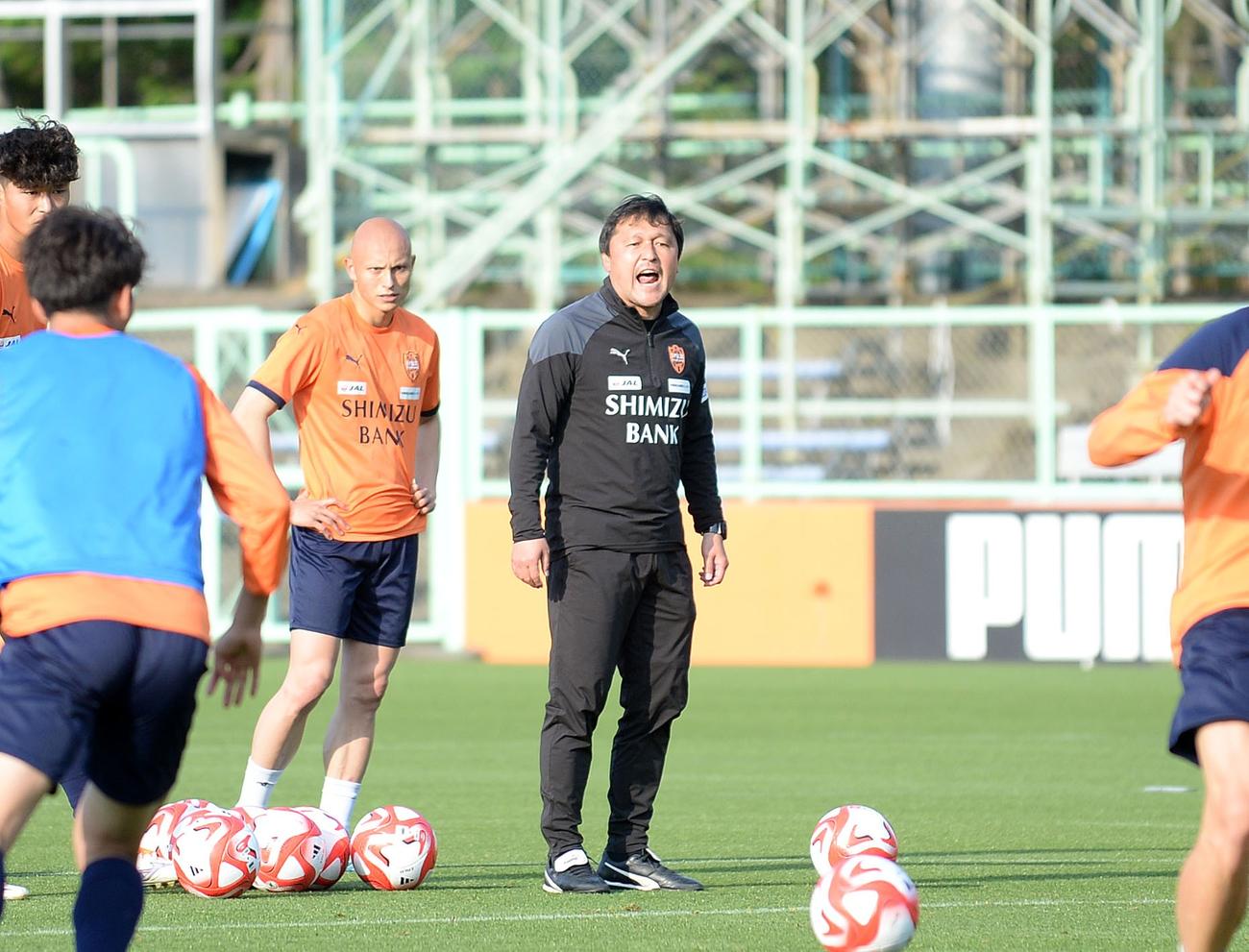 声を張り上げながら指導する清水の秋葉新監督