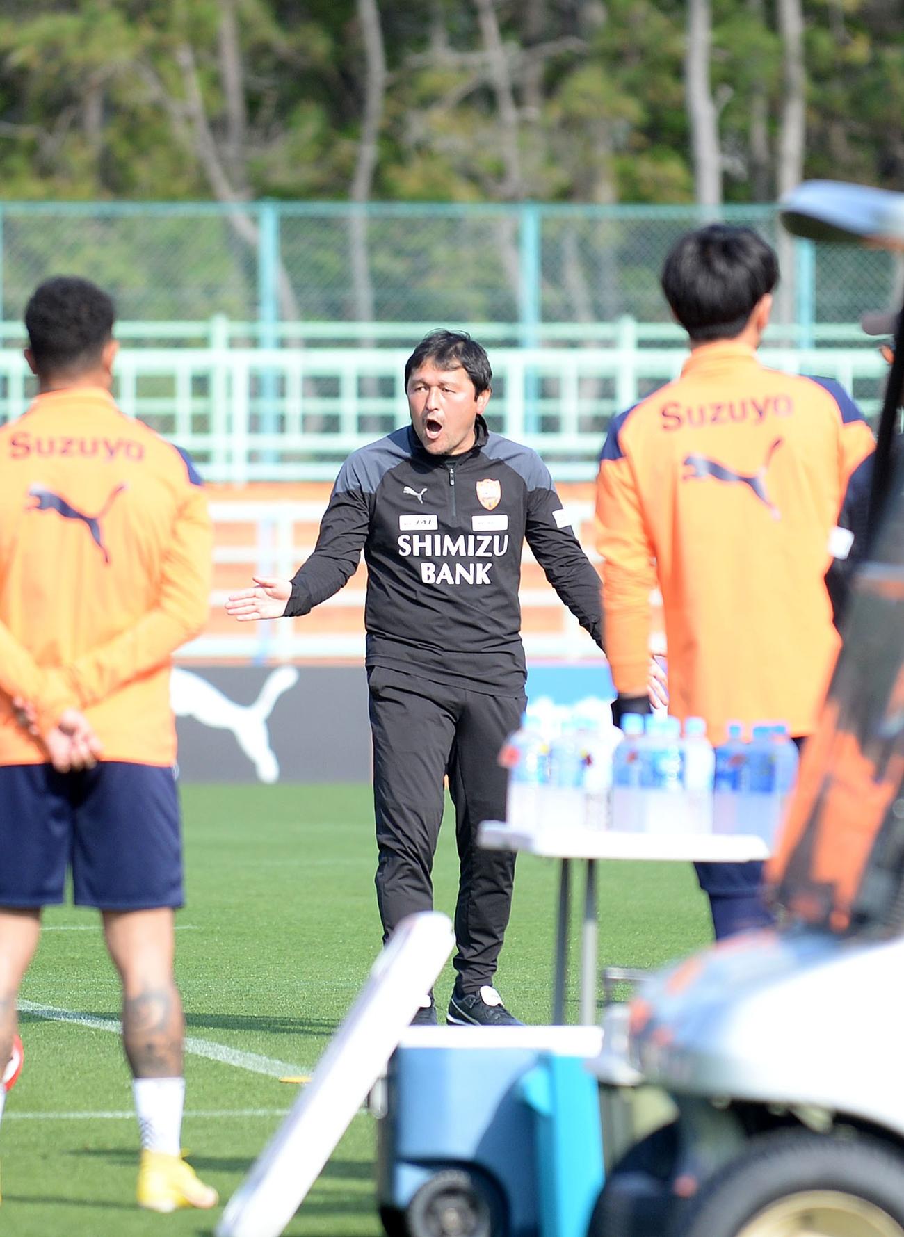 練習前の円陣で熱く語る清水の秋葉新監督