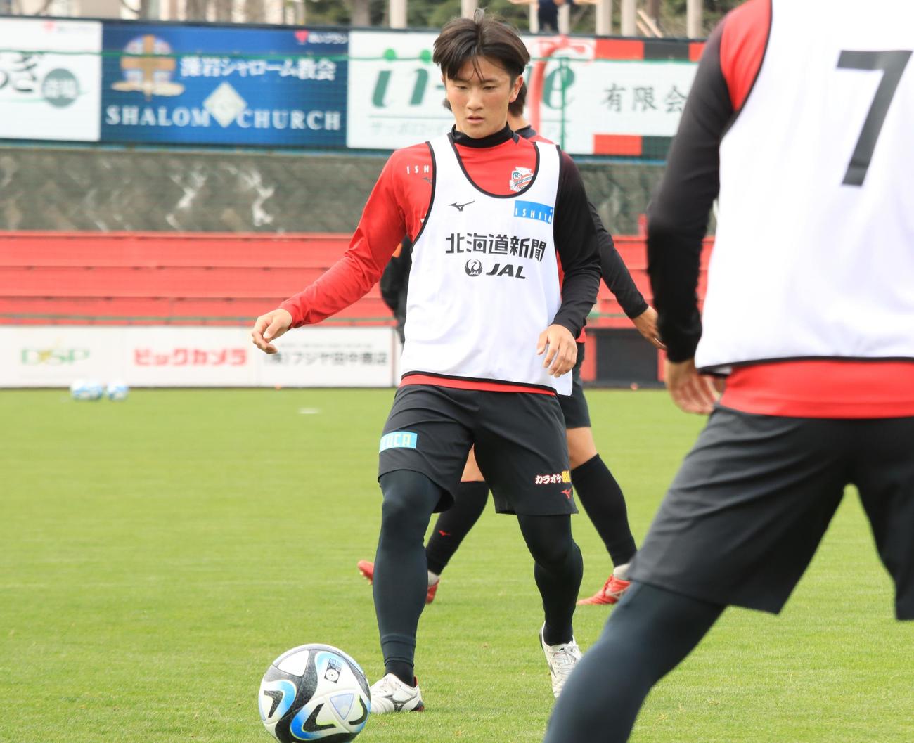 ルヴァン杯横浜戦に向けた札幌の練習に参加する大体大木戸（撮影・保坂果那）