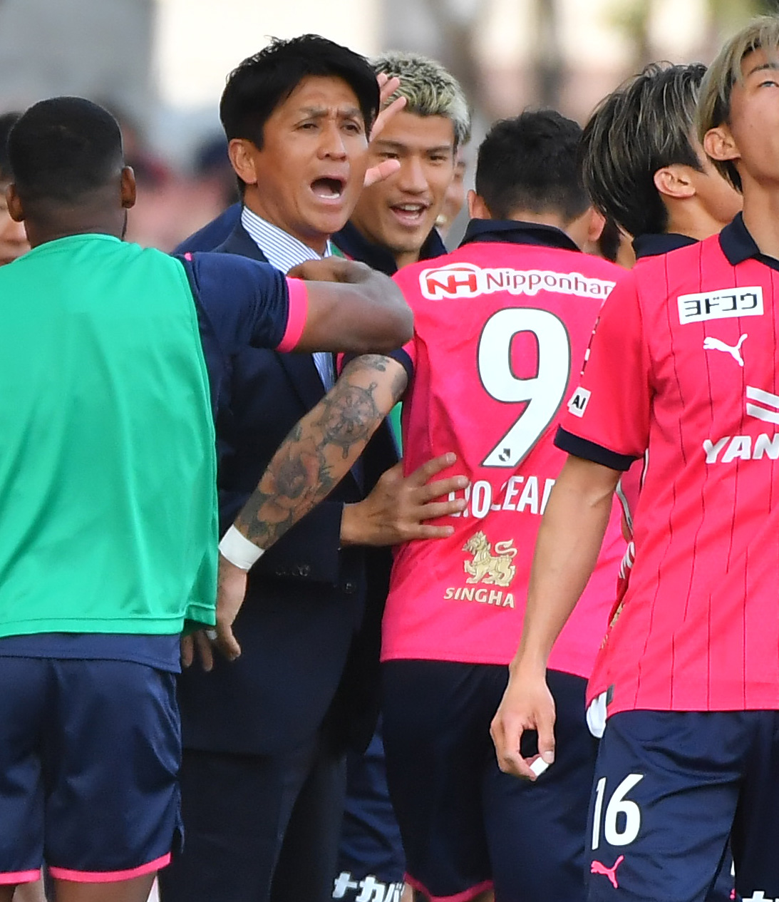 C大阪対横浜　前半、追加点を挙げたC大阪レオ・セアラ（9番）を祝福する小菊昭雄監督（2023年4月1日撮影）
