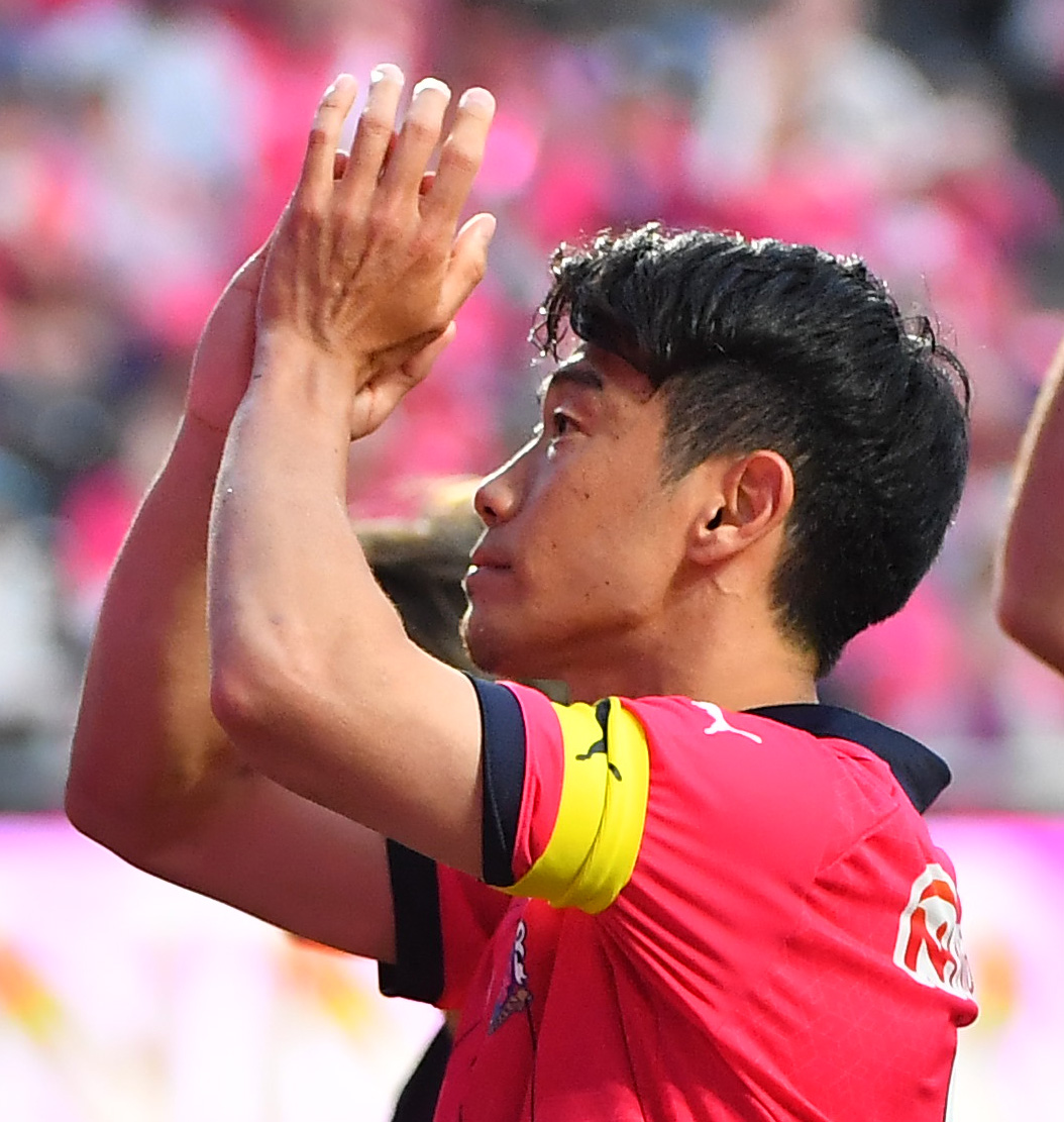 C大阪対横浜　キャプテンマークを付け、フル出場したC大阪香川は勝利でサポーターにあいさつ（2023年4月1日撮影）