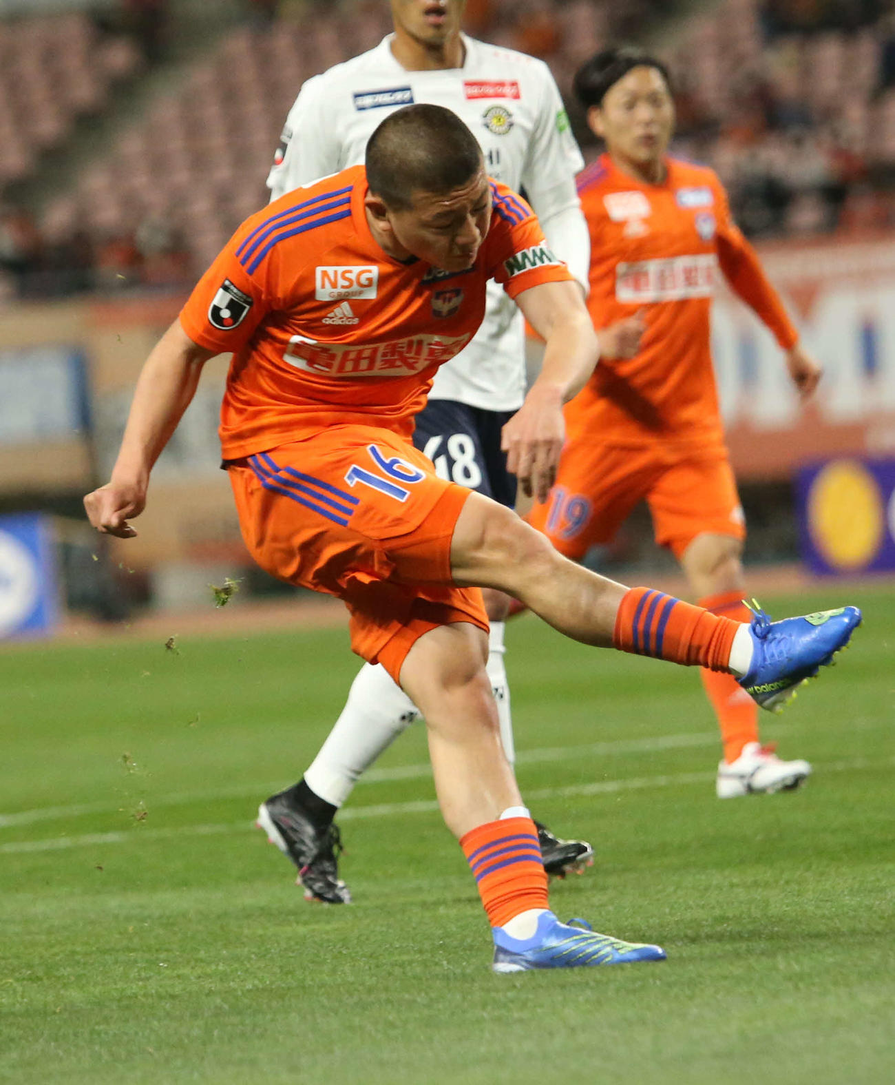 1－0の前半16分に追加点のシュートを放つ新潟・小見