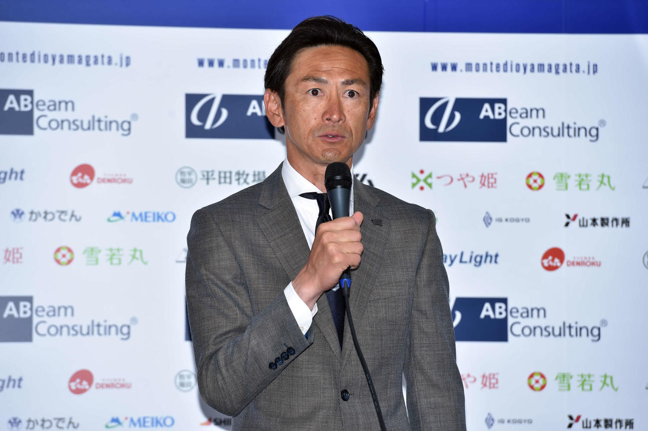 就任会見であいさつする山形渡辺監督（撮影・相沢孔志）