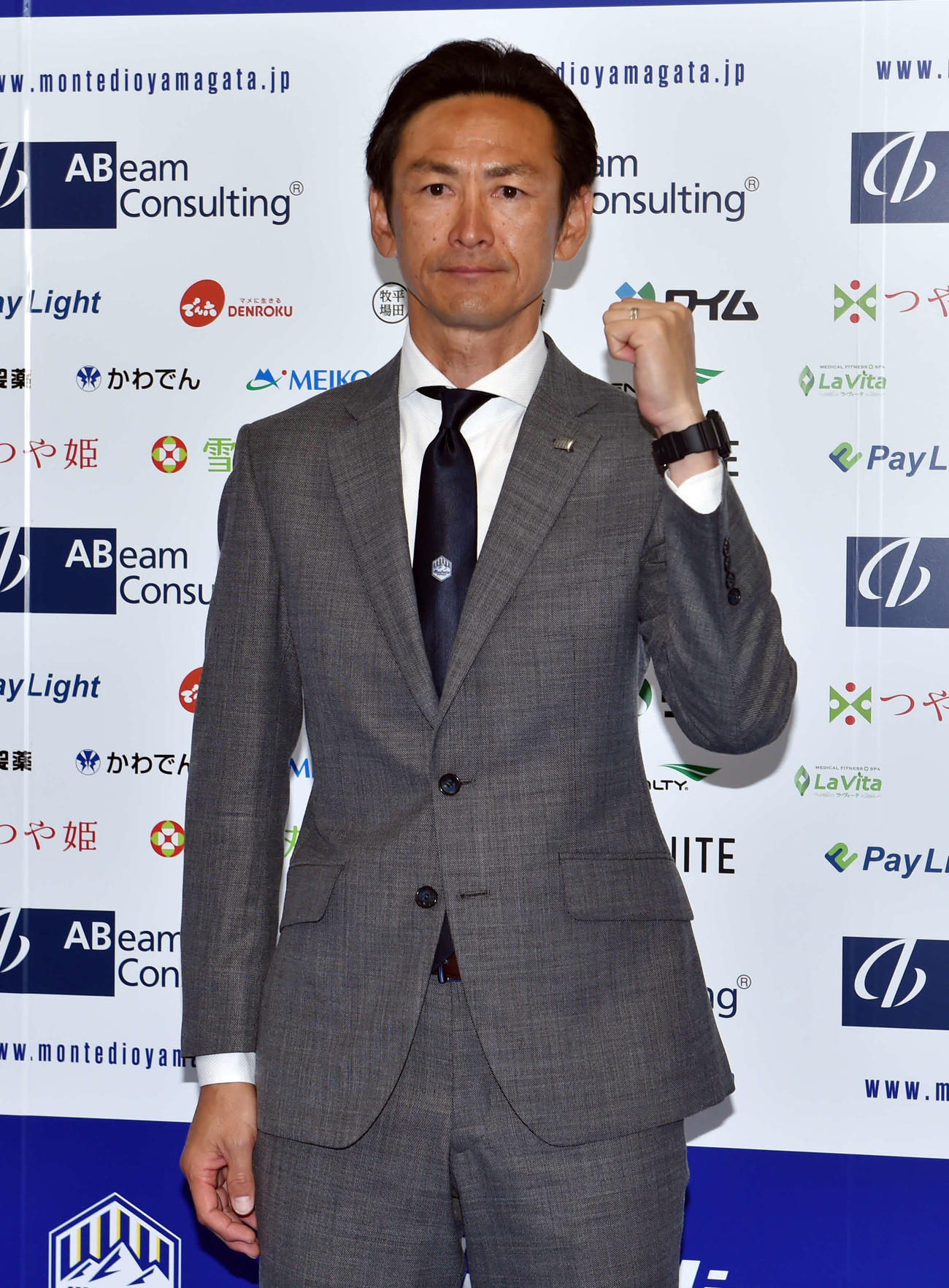 山形の新監督に就任した渡辺監督は、引き締まった表情でガッツポーズ（撮影・相沢孔志）