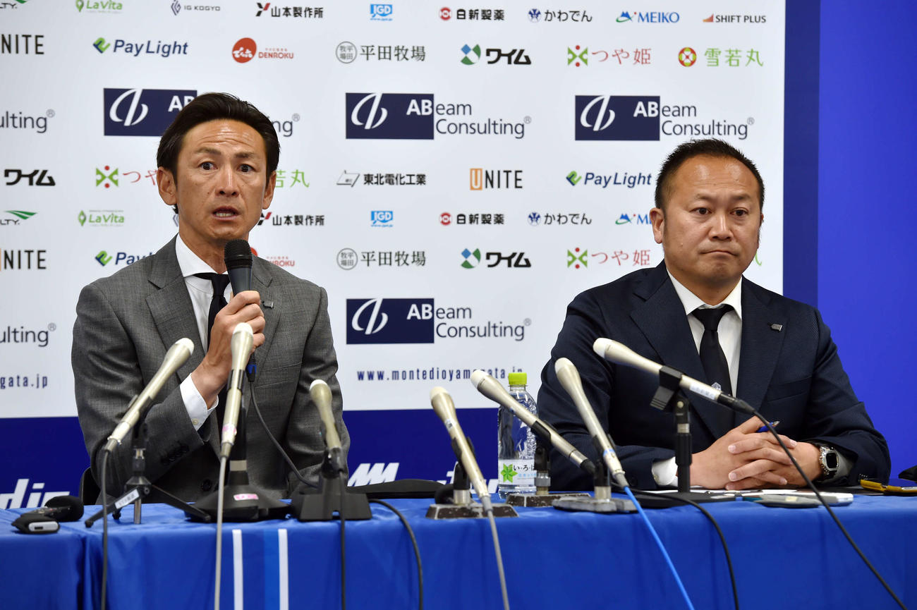報道陣の質問に答える山形渡辺監督（左）（撮影・相沢孔志）