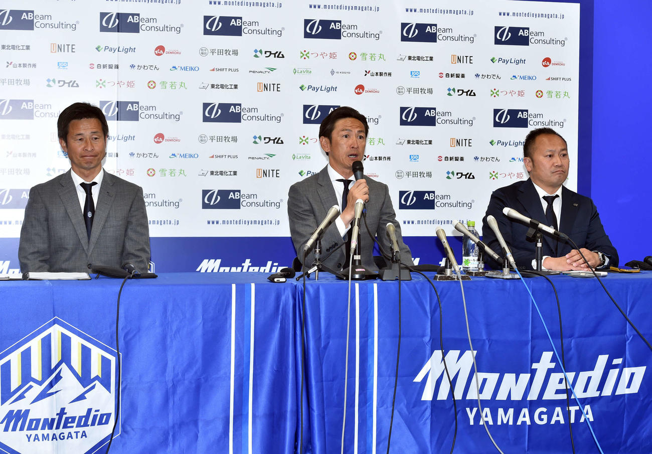 新監督就任会見を行った、左から高山強化部長、渡辺監督、相田社長
