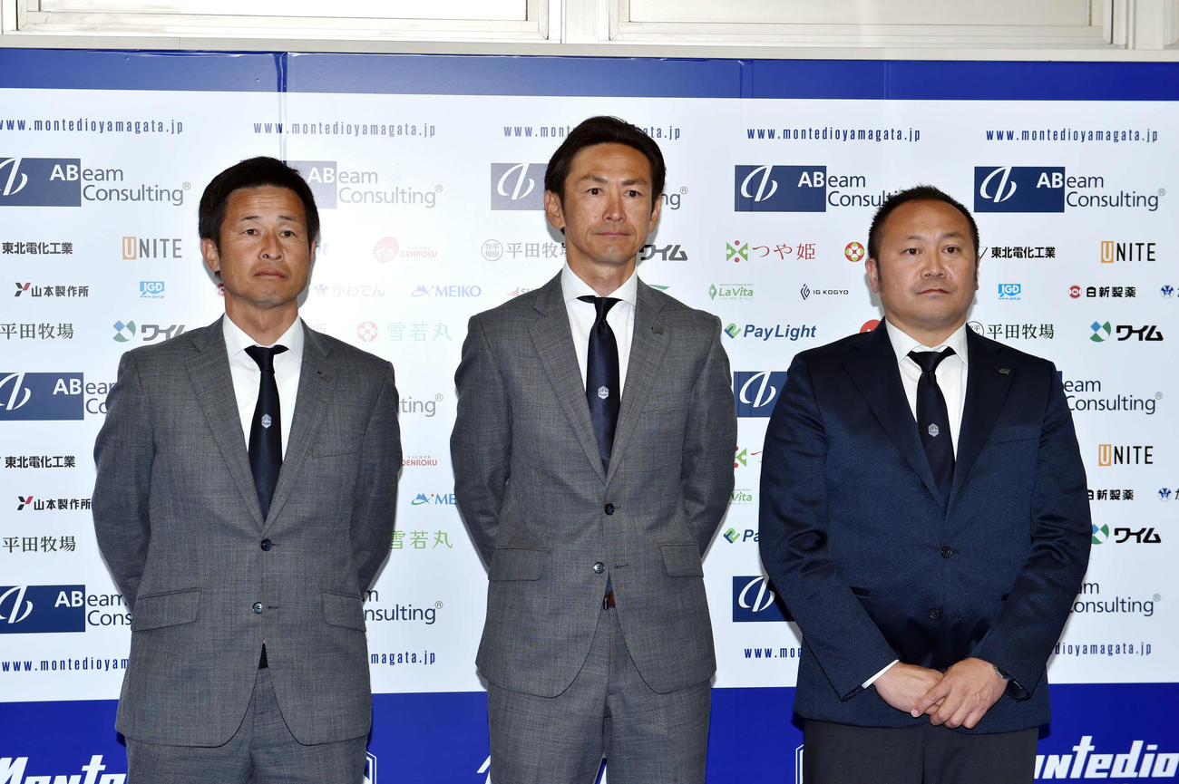 山形の新監督就任会見に出席した左から高山強化部長、渡辺監督、相田社長（撮影・相沢孔志）