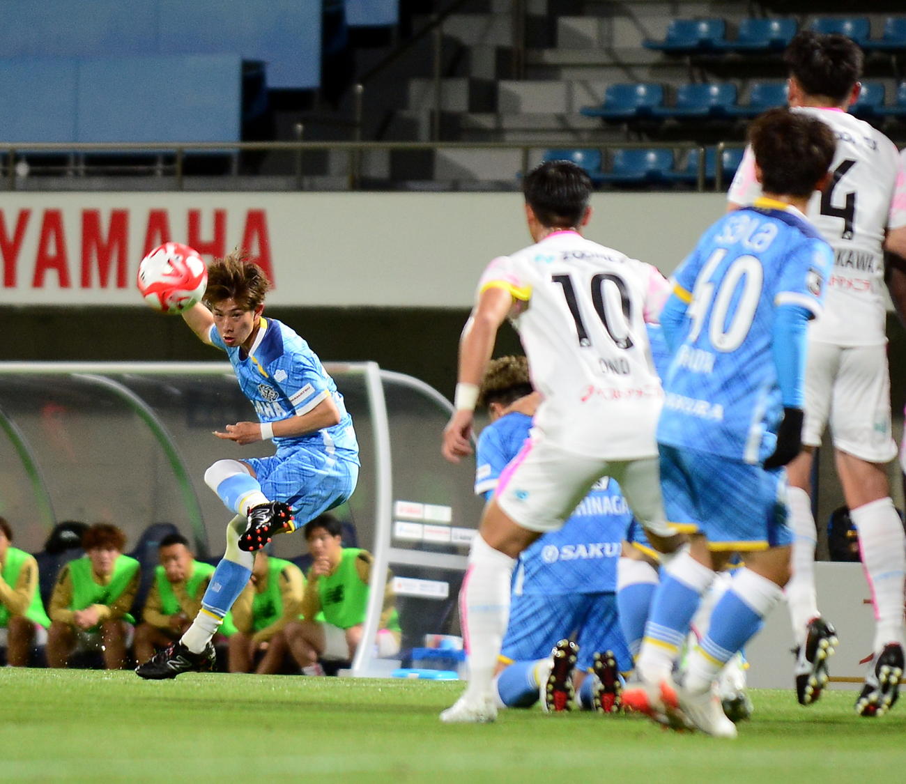 前半、直接FKを狙う磐田藤原