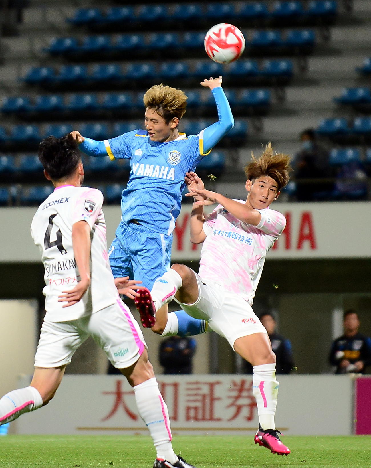 ゴール前で激しく競り合う磐田古川（中央）