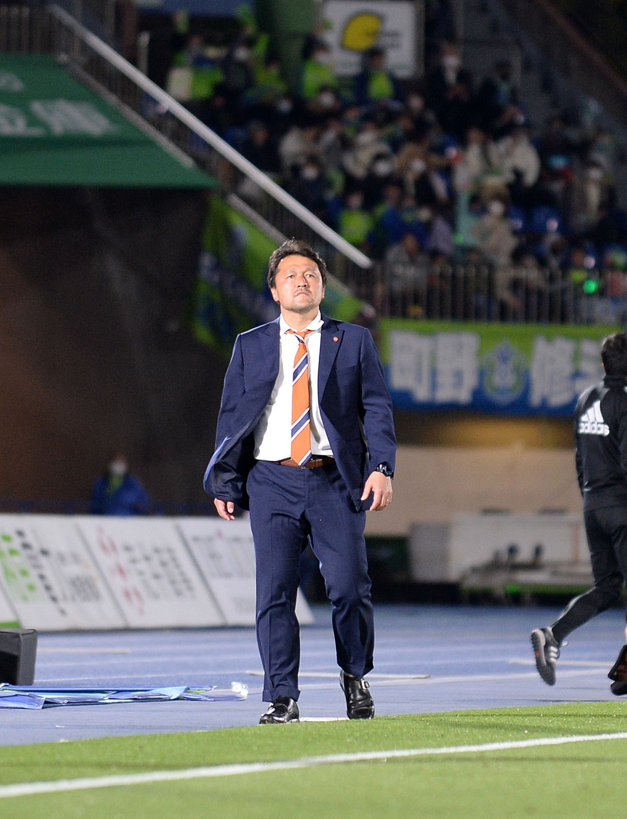 後半に3失点目を喫し、険しい表情を見せる清水の秋葉監督