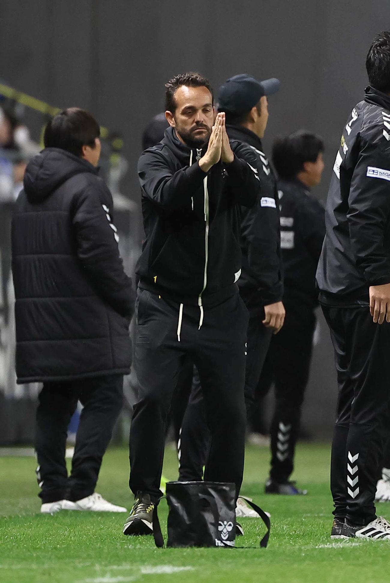 G大阪対東京　後半、ベンチ前で手を合わせるG大阪ポヤトス監督（撮影・上田博志）