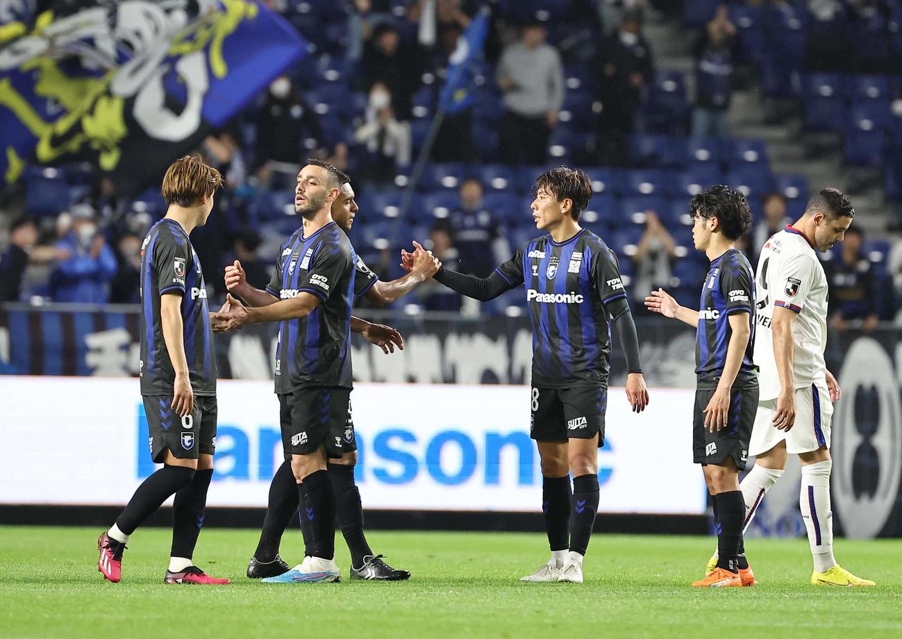 G大阪対東京　東京に勝利しハイタッチする2ゴールを決めたG大阪杉山（左から4人目）らイレブン（撮影・上田博志）
