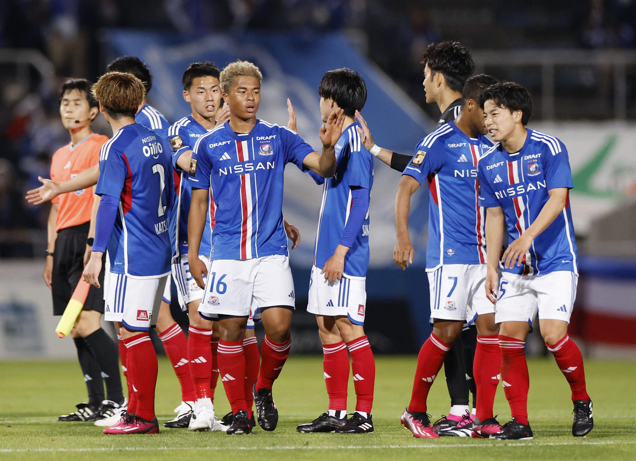 札幌に勝利し、タッチを交わす横浜イレブン（共同）