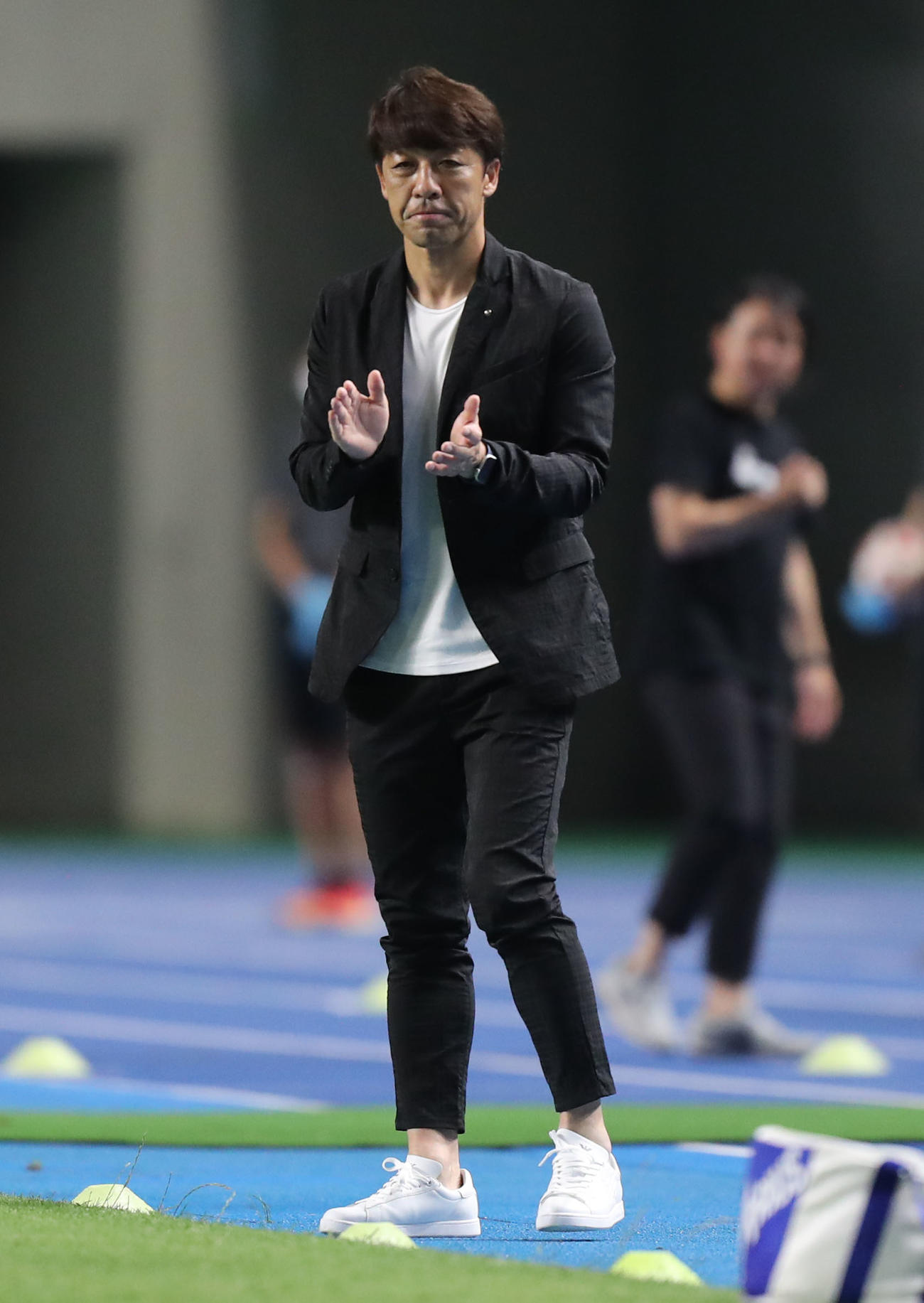 選手のプレーに対し拍手をする大分下平監督（2022年6月1日撮影）