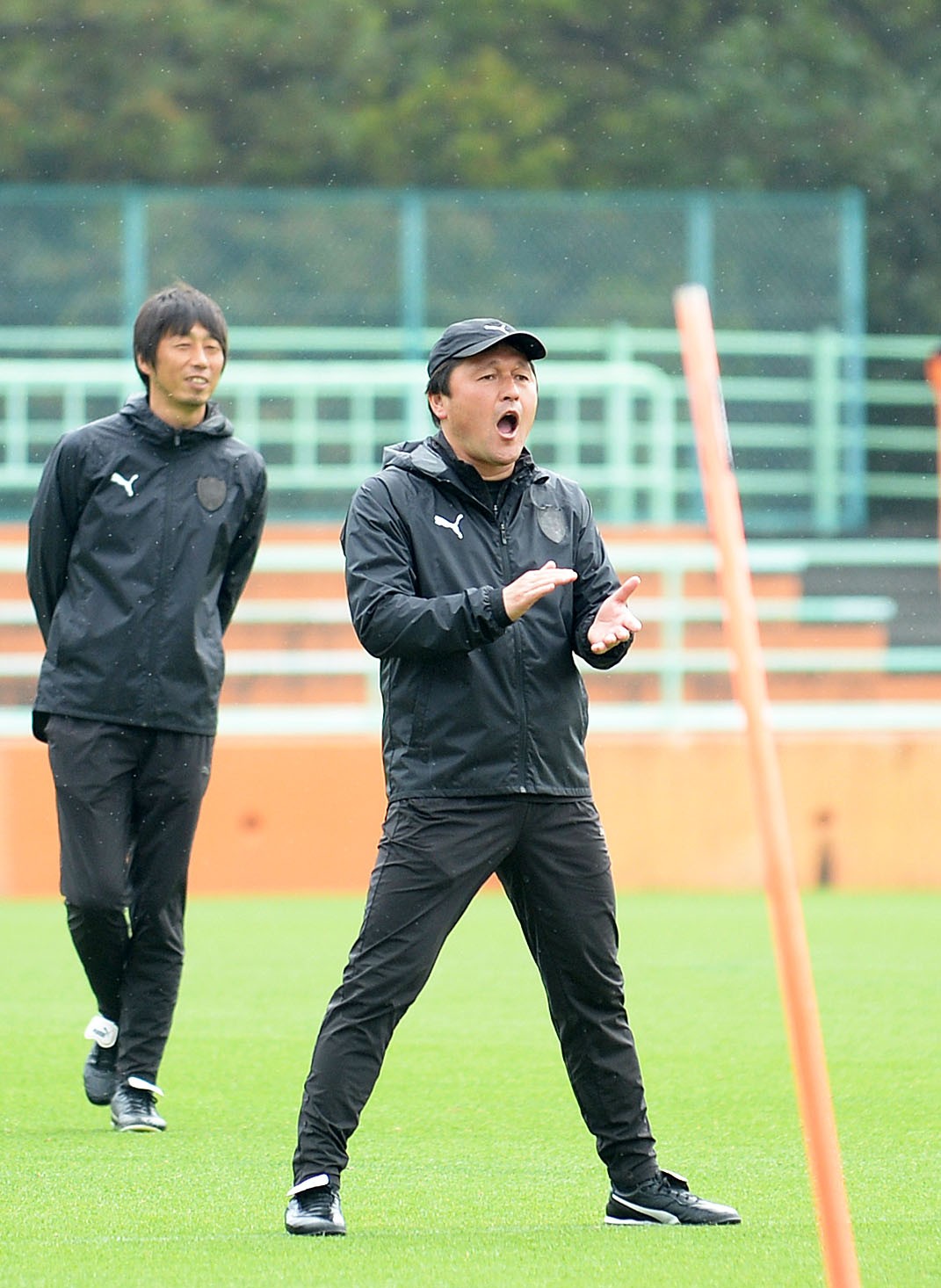手をたたいて選手を鼓舞する清水の秋葉監督（右）。左は市川コーチ
